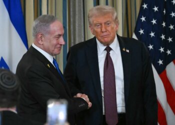 Petróleo fecha em alta após novas ameaças de Trump ao Irã