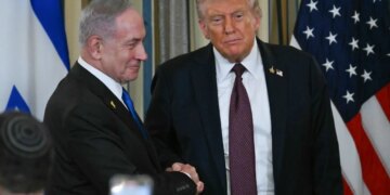 Petróleo fecha em alta após novas ameaças de Trump ao Irã