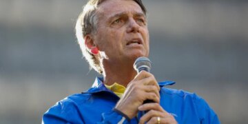 Bolsonaro recebe alta da UTI e é transferido para quarto de hospital