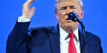 Em meio a alta nos preços, EUA suspende sanções contra petróleo iraniano