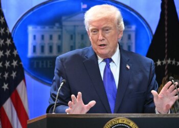 Ex-agentes processam diretor do FBI e alegam que foram demitidos por investigação sobre Trump