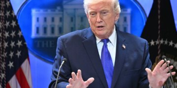 Ex-agentes processam diretor do FBI e alegam que foram demitidos por investigação sobre Trump