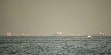 Reino Unido e França vão organizar encontro internacional para tentar reabrir o Estreito de Ormuz