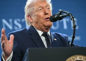 Governo Trump envia agentes da imigração para aeroportos