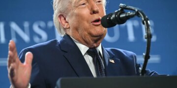 Governo Trump envia agentes da imigração para aeroportos