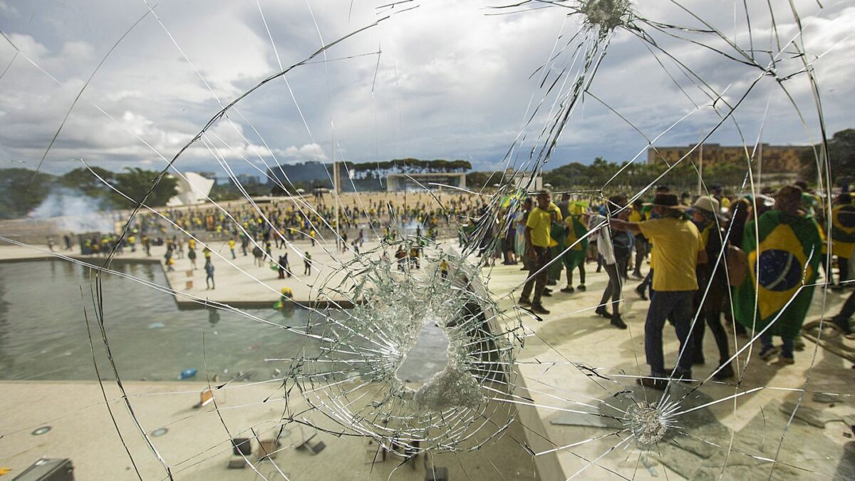 Exposição na UFF relembra atos antidemocráticos de 8 de janeiro