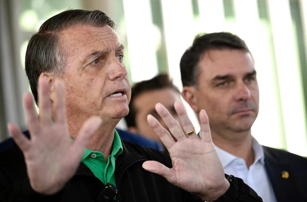 Fora da Papudinha mas em prisão domiciliar, Bolsonaro pode ter dificuldades para articular eleições