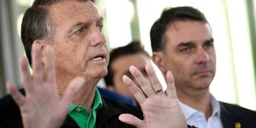 Fora da Papudinha mas em prisão domiciliar, Bolsonaro pode ter dificuldades para articular eleições