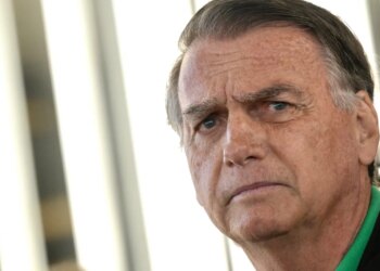 Bolsonaro deve ter alta nesta sexta-feira, diz boletim médico