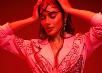 Anitta comemora aniversário com festa lotada de famosos