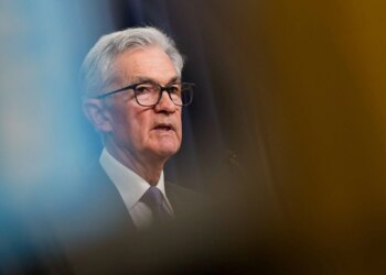 Powell diz que dívida pública dos EUA não é insustentável, mas trajetória preocupa