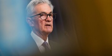 Powell diz que dívida pública dos EUA não é insustentável, mas trajetória preocupa