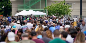 Custo unitário de mão de obra nos EUA sobe 4,4% no 4º trimestre de 2025