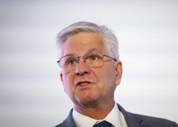 Diretor do Fed admite que pensou em apoiar corte de juros, mas cita cautela com Ormuz