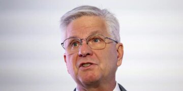 Diretor do Fed admite que pensou em apoiar corte de juros, mas cita cautela com Ormuz