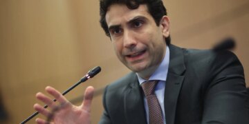 Galípolo: choque do petróleo pressiona inflação, mas BC incorpora impacto com cautela