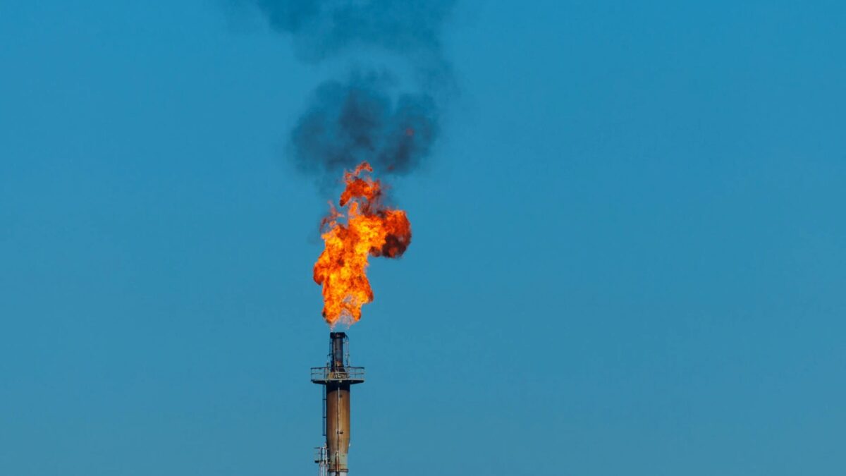 Alta do petróleo: Goldman Sachs eleva projeção da taxa de juros no Brasil; entenda