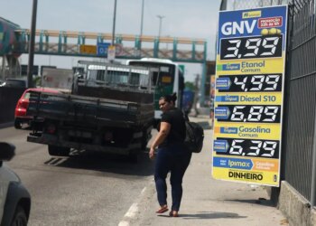 Efeitos da guerra: preço diesel dispara em março, com alta média de 9,26%