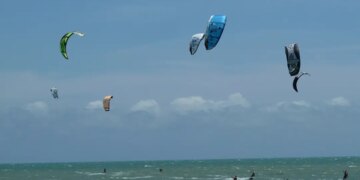 5 destinos para praticar kitesurfe pelo Brasil