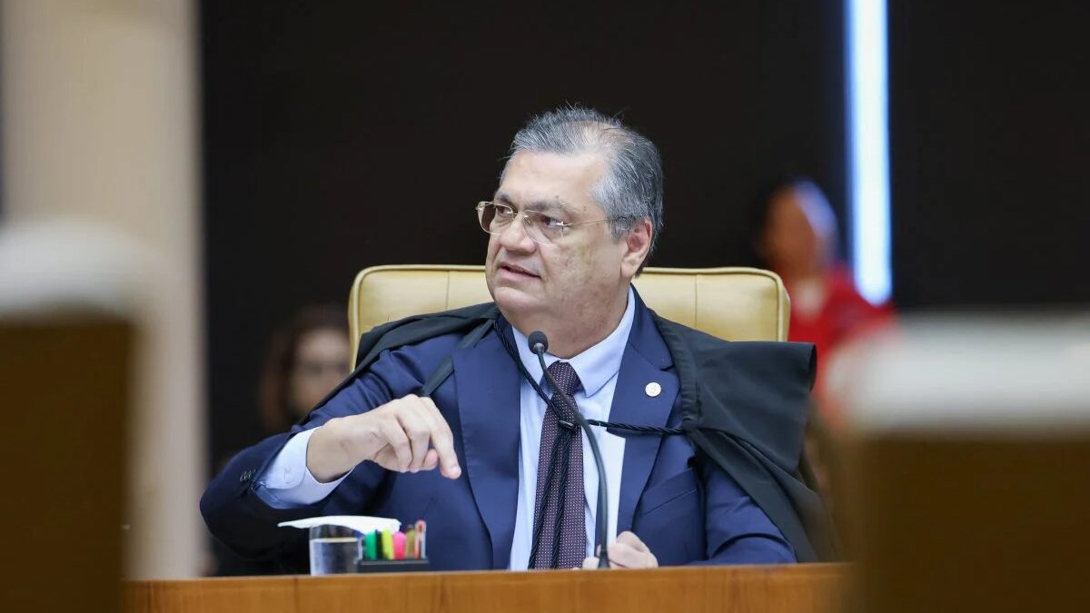 Nova decisão de Dino mira possíveis emendas Pix para filme sobre Bolsonaro