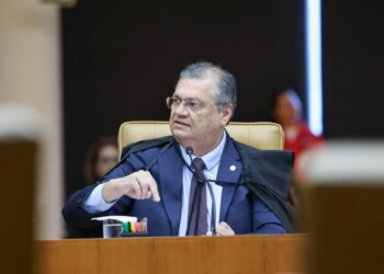 Nova decisão de Dino mira possíveis emendas Pix para filme sobre Bolsonaro