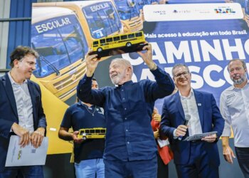 Lula entrega 324 novos ônibus do Programa Caminhos da Escola