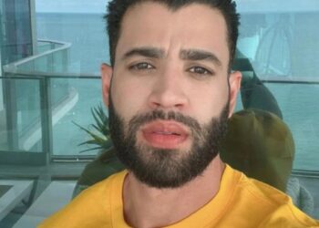 Carrapato “quase” pega Gusttavo Lima e cantor reage: ‘Malandro’