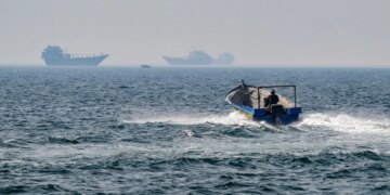 Reino Unido autoriza EUA a usar bases britânicas para ataques contra Irã no Estreito de Ormuz