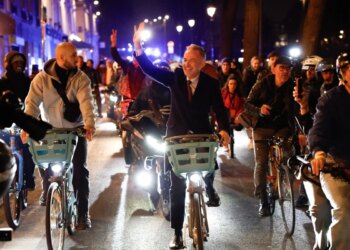 Esquerda mantém Paris e Marselha em eleições municipais na França