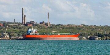 Petroleiro russo se aproxima de Cuba para entregar combustível