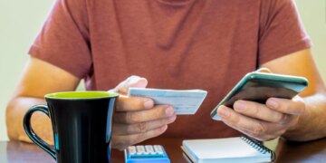 Confiança do consumidor no Brasil tem alta em março após dois meses de queda, diz FGV