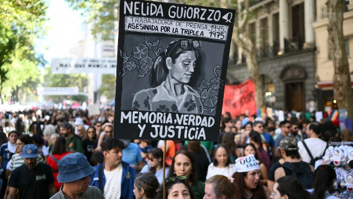 Dezenas de milhares marcham contra o esquecimento 50 anos após golpe na Argentina