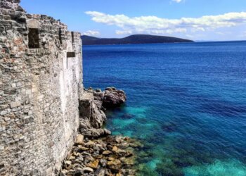 Bodrum, na Riviera Turca, combina mar cristalino e construções históricas