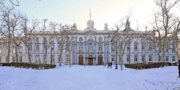 Supremo da Espanha decide que beijar mão sem consentimento pode ser agressão sexual