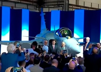Lula lança o 1º caça supersônico produzido no Brasil