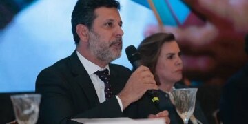 Quem é Leonardo Barchini, novo ministro da Educação após a saída de Camilo Santana