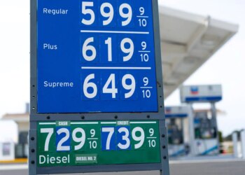 Preço médio do galão de gasolina nos EUA passa dos US$ 4 pela primeira vez desde 2022