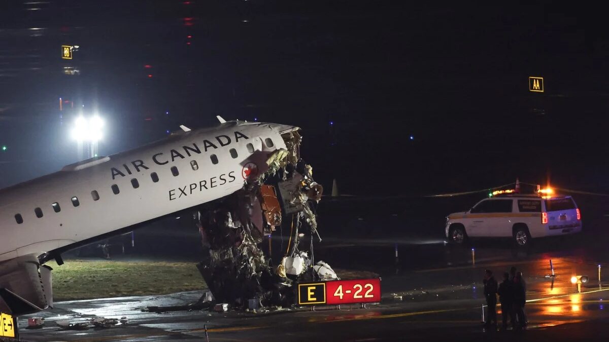 Avião bate em veículo na pista de aeroporto de Nova York