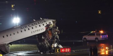Avião bate em veículo na pista de aeroporto de Nova York
