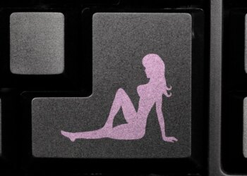 Policial renuncia ao cargo após investigação expor fetiches por pés