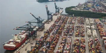 Porto de Santos volta a bater recorde movimentação de contêineres em fevereiro