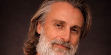 Andre Dias protagoniza musical que celebra 60 anos da Globo