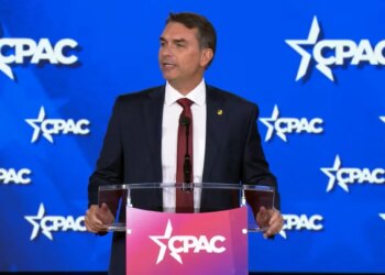 Em evento nos EUA, Flávio pede monitoramento e pressão diplomática por ‘eleições justas’ no Brasil