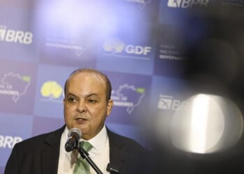 Ibaneis renuncia ao governo do DF e oficializa candidatura ao Senado 