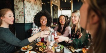 Estudo afirma que encontrar amigas frequentemente ajuda a saúde mental