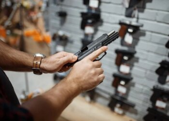 Comissão da Câmara aprova porte de arma para vigilantes fora do horário de serviço