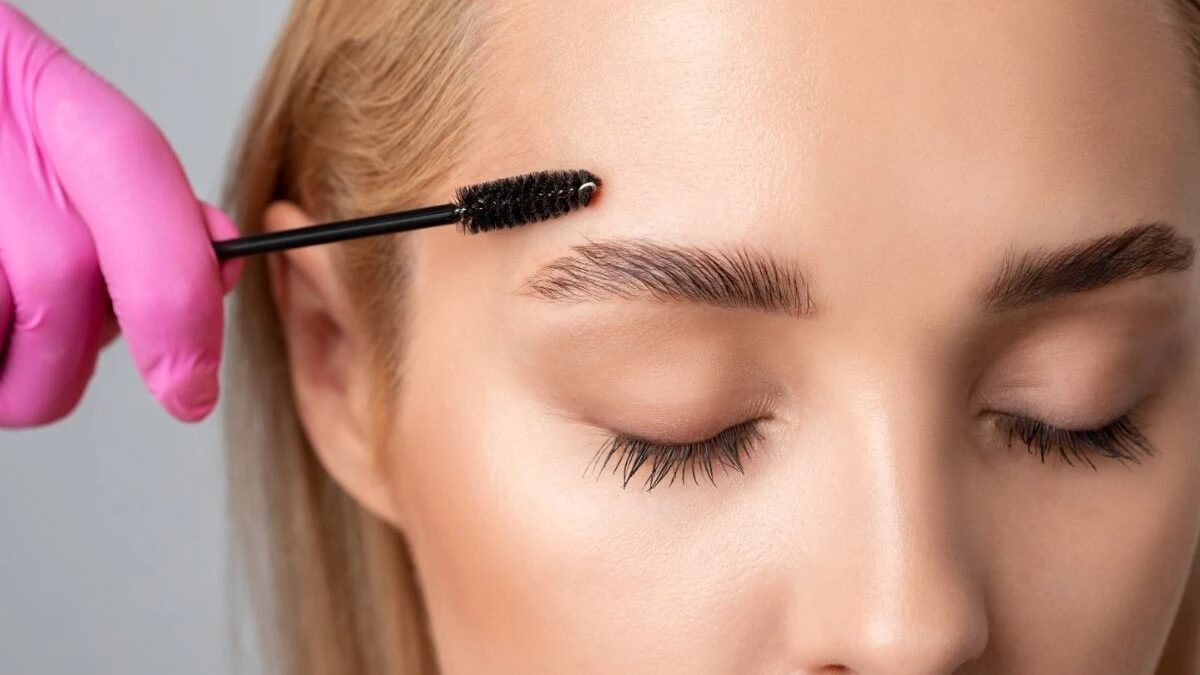 Gel ou cera? Expert revela qual o melhor para sobrancelhas perfeitas