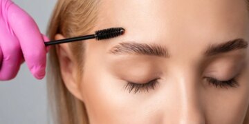 Gel ou cera? Expert revela qual o melhor para sobrancelhas perfeitas
