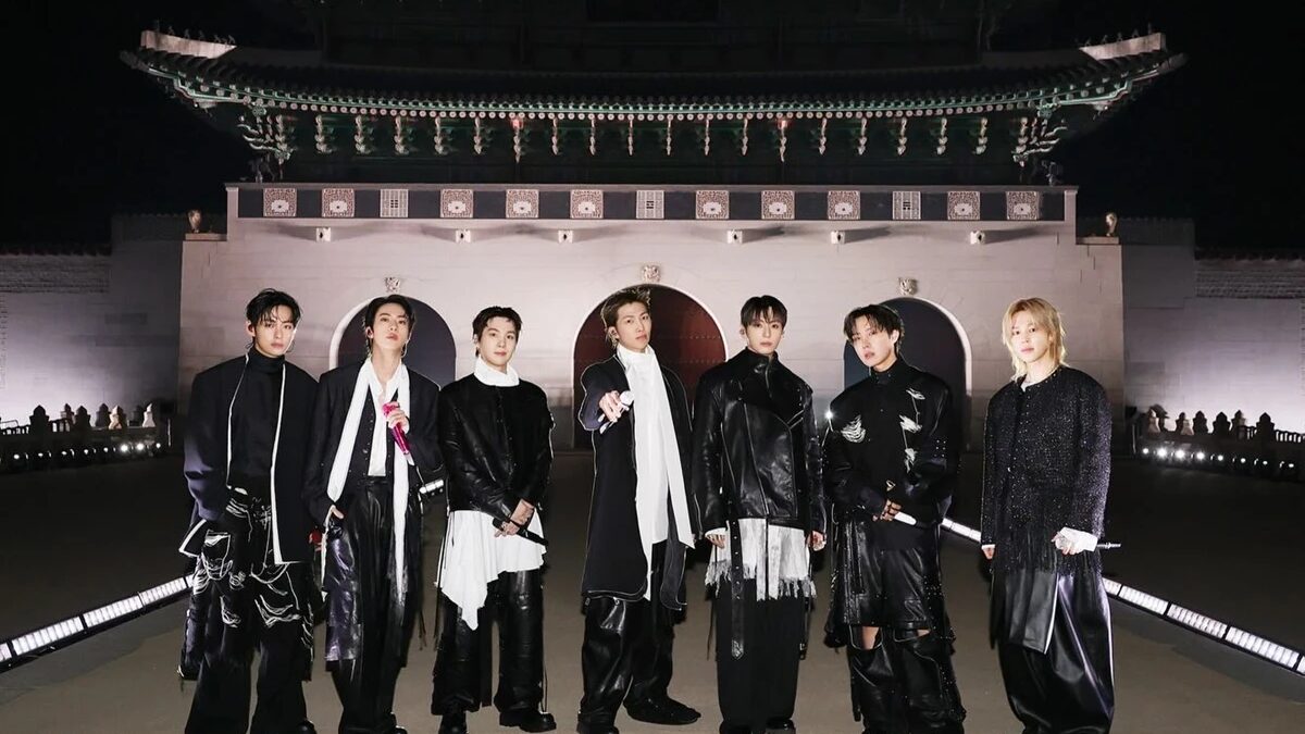 BTS: designer revela o significado dos figurinos de retorno do grupo