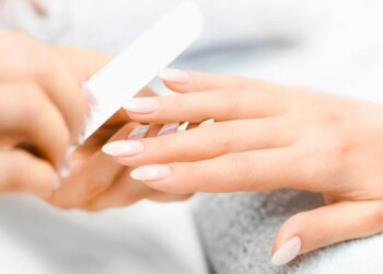 Unhas quebradiças e fracas? O esmalte pode ser o verdadeiro vilão